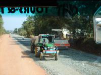 Straßenbau in Indien - Der Verkehr rolt darauf und daran vorbei