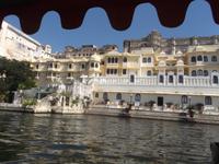 Panorama Stadt Udaipur vom See aus