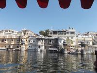 Panorama Stadt Udaipur vom See aus