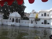 Panorama Stadt Udaipur vom See aus