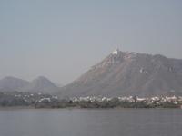 Blick zum Monsunpalast vom Pichola-See aus