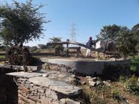 historische Wasserschöpfanlage im Aravalli-Gebirge