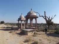 Chhatris an der Verbrennungs-Gedenkstätte der Rajas von Khejrala 