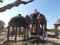 Chhatris an der Verbrennungs-Gedenkstätte der Rajas von Khejrala 