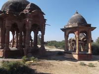 Chhatris an der Verbrennungs-Gedenkstätte der Rajas von Khejrala 