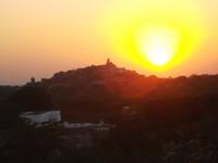 Sonnenuntergang über dem Felsenheiligtum von Khejrala