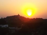 Sonnenuntergang über dem Felsenheiligtum von Khejrala