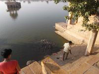 am heiligen Gadi Sagar See von Jaisalmer