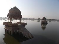 am heiligen Gadi Sagar See von Jaisalmer