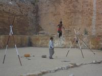kleine Künstlerin: Seiltänzerin vor der Altstadt von Jaisalmer
