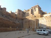 kleine Künstlerin: Seiltänzerin vor der Altstadt von Jaisalmer