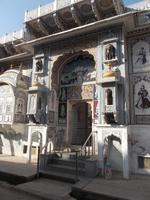 bemalter Eingang zu einem Tempel in Fatehpur
