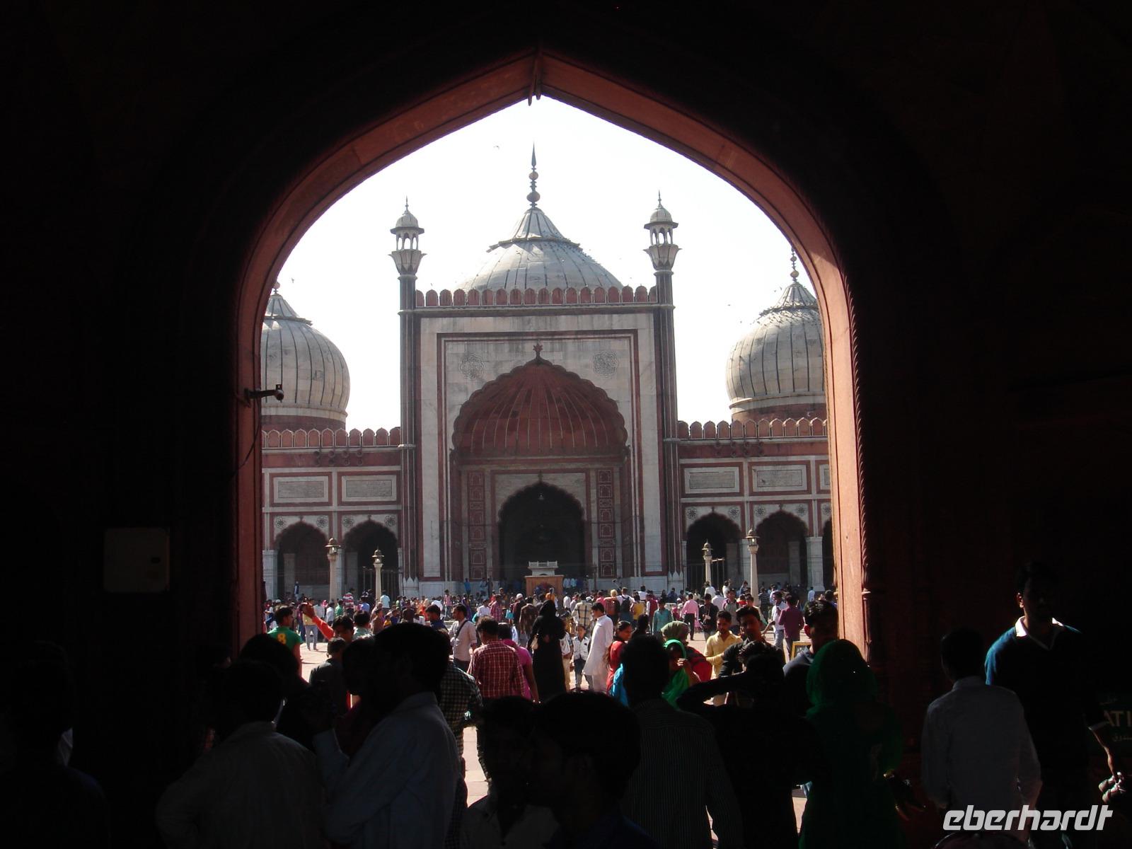 Durchgang zum Hauptplatz der Freitagsmoschee in Delhi