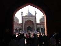Durchgang zum Hauptplatz der Freitagsmoschee in Delhi