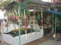 Gedenkplatz an einer Straße mitten in Delhi