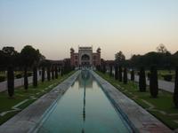 Blick zurück zum letzten Tor vor dem Taj Mahal in Agra
