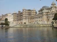 Stadtpalast in Udaipur vom Wasser aus