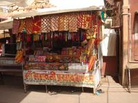 Stand mit Opfergaben in Osian