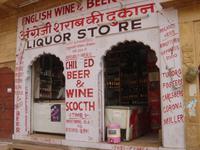 Hier gibt es fast rund um die Uhr Alkohol - English Wine Store am Fort in Jaisalmer