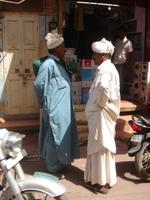 Gespräch unter Männern in Jaisalmer