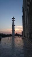Die Sonne geht unter am Taj Mahal in Agra