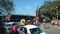 Bahnübergang an der Strecke von Agra nach Jaipur