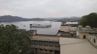 Blick vom Stadtpalast zum Lake Palace in Udaipur