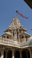 Wehende Fahne: Er ist in Betrieb, der Jain-Tempel Adinatha in Ranakpur