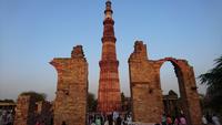 Alte Mauern ums Qutab Minarett  in Delhi