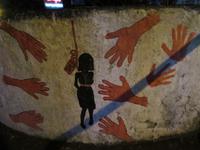 Bemalungen an den Wänden gegen Frauengewalt