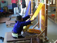 Weberin im Textilmuseum Thimphu