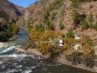 verschiedene Stuppas am Wegesrand