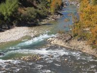 bhutanische Flusslandschaft
