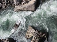 bhutanische Flusslandschaft