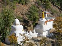 verschiedene Stuppas am Wegesrand