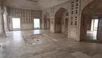 Die Herrscherresidenz und gleichzeitig das Gefängnis des Erbauers des Taj Mahal im Roten Fort, Agra
