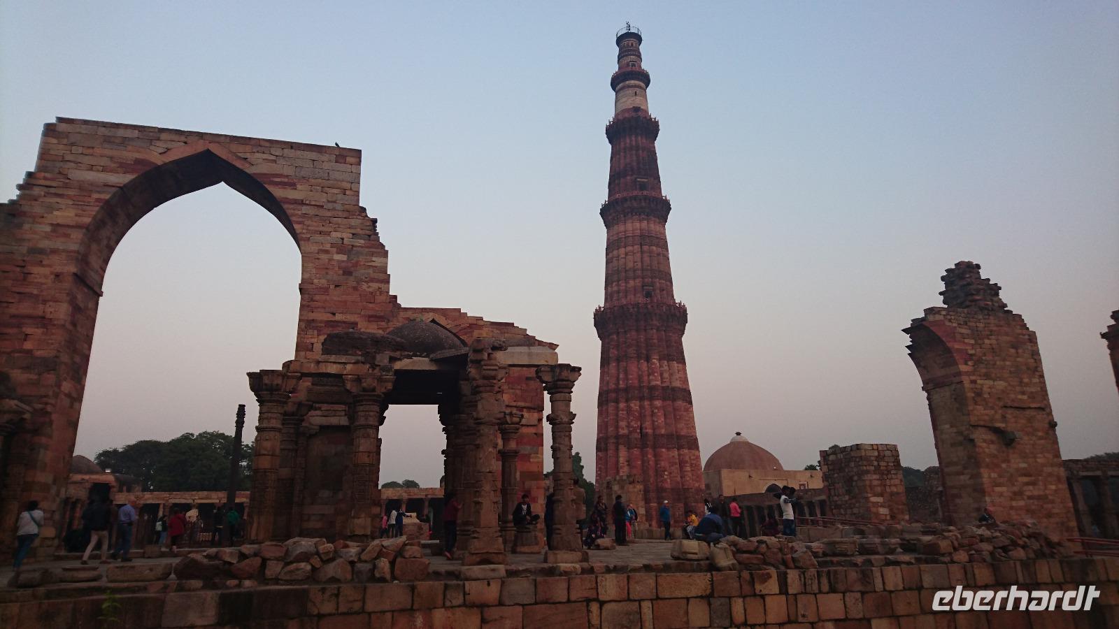 Blick über den Qutb Minar Bezirk in Delhi