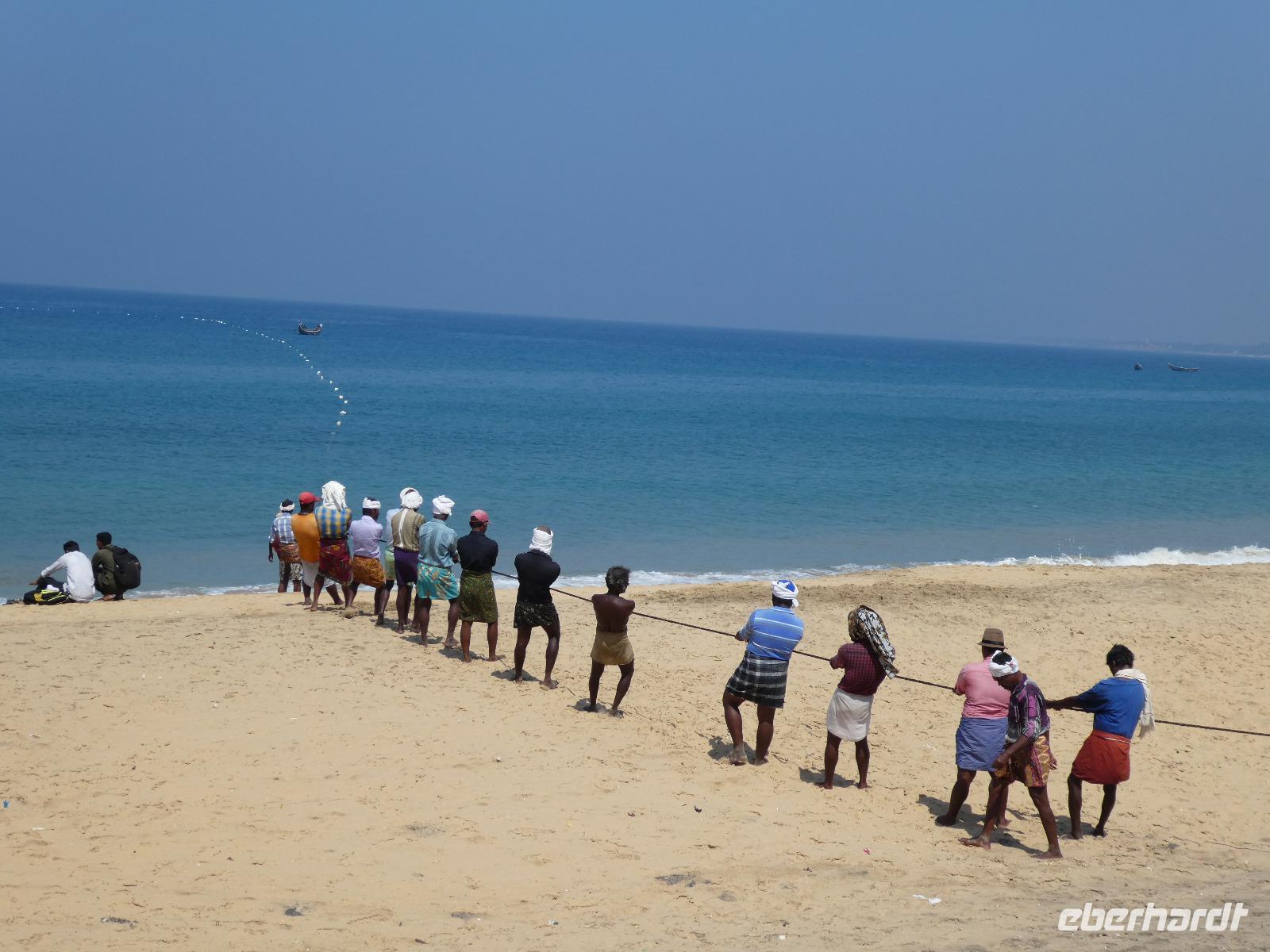 Indien, Kerala, Kovalem, Strand, Fischer bei der Arbeit