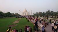 Viele Besucher am Taj Mahal