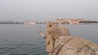 Blick von der Café-insel zum Stadt- und zum Wasserpalast Udaipur