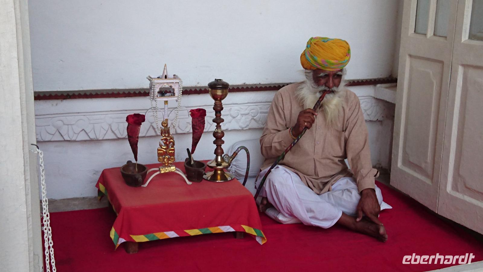 Er ist glücklich und im Opium-Rausch