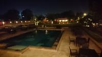 Abendlicher Blick über den Hotelpool Bikaner