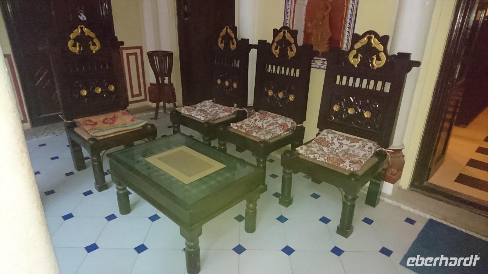 Schöne Stühle im Haweli-Hotel Mandawa