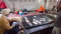 Brotbacken im Sikh-Tempel in Delhi
