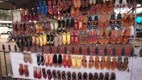 Schuhstand am Wege in Jaipur