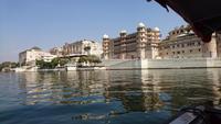 Stadtpalast vom Wasser aus in Udaipur