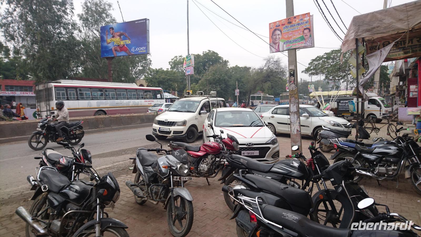 Wir kommen Delhi wieder näher, der Verkehr wird dichter
