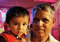 Porträt im Hindutempel, Opa mit Enkel