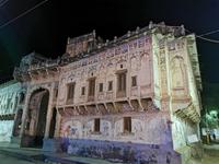 Haveli von außen, vielen Gebäuden macht der Monsunregen zu schaffen