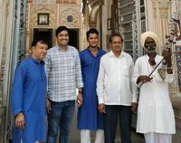 Unser Reiseleiter Ravinder (kariertes Hemd) 